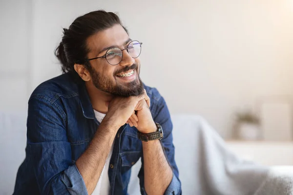 Retrato de homem indiano sorridente com óculos e aparelhos no interior da casa — Fotografia de Stock