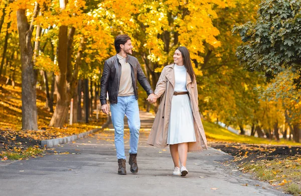 Hermosa imagen de pareja enamorada caminando por el bosque de otoño — Foto de Stock