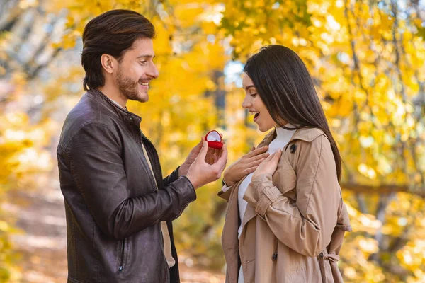 Uomo romantico innamorato che fa la proposta alla sua ragazza — Foto Stock