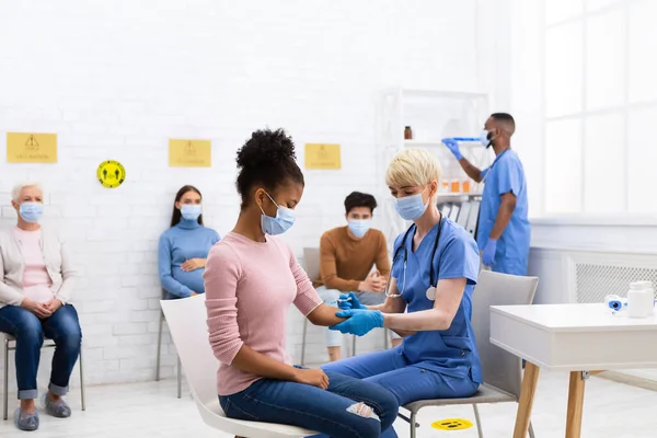 Nurse Giving Covid-19 Vaccine Injection To Teen Girl In Hospital — Stock Photo, Image