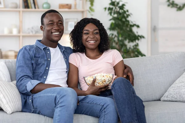 Feliz família negra assistindo filme juntos em casa — Fotografia de Stock