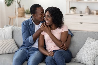 Mutlu evli siyah çift evde kaynaşıyor.