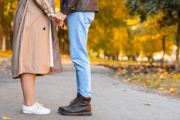 Cultivado de amantes de pie uno contra el otro en el parque —  Fotos de Stock