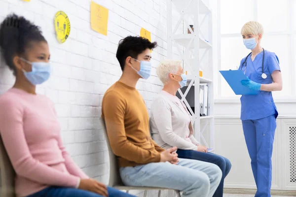 Diversas personas sentadas esperando la cita de los médicos en el hospital — Foto de Stock