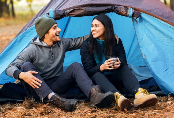 Couple romantique gai campant à l'extérieur, assis dans une tente — Photo
