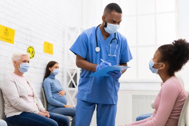 Covid-19 Aşıdan Önce Doktor Genç Kızla Konuşuyor