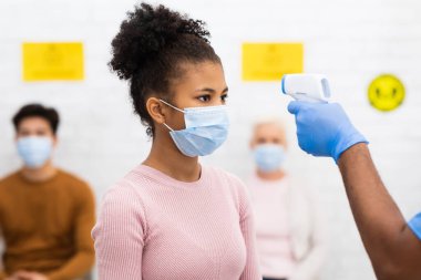 Klinikteki Hasta Kız İçin Sıcaklık Testi Yapan Sağlık Görevlisi,