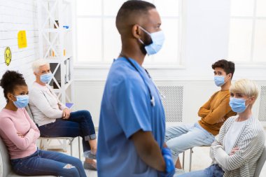 Hasta hastalar hastanede randevu bekleyen doktorlara bakıyorlar.