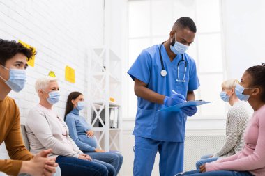 Coronavirüs aşısı sırasında çeşitli hastalarla çalışan doktor.