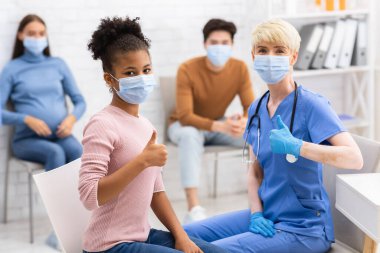 Coronavirüs tedavisinden sonra hastanede doktor ve hasta el hareketi yapıyor.