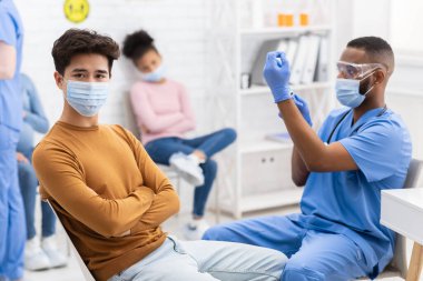 Çinli Maskeli Hasta Hastanede Coronavirüs Aşısı Oluyor