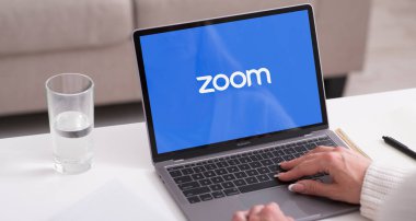 Odaklanma Bulutu Toplantıları uygulamasının logosunu gösteren dizüstü bilgisayar