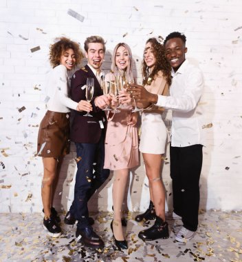 Çeşitli Meslektaşlar Bardak tokuşturuyor Düşen Konfeti Altında Parti, Tam Uzunluk