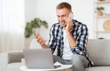 Akıllı telefondan konuşan başarılı bir adamın portresi