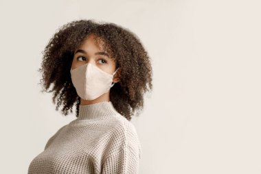 Grip, grip ve virüs, solunum hastalıkları, karantina ve salgın hastalık. Afro-Amerikalı genç bir kadın yan tarafa bakıyor.