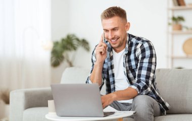 Cep telefonuyla konuşan başarılı gülümseyen adamın portresi