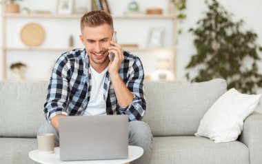 Cep telefonuyla konuşan gülümseyen adamın portresi.