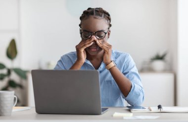 Göz Sinyali. Yorgun Afrikalı Kadın Ofis İşçisi İşyerinde Masaj Yapıyor Burun Köprüsü