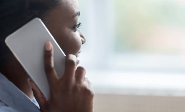 Mobil İletişim. Afrika kökenli Amerikalı Kadın 'ın Telefon Görüşmesinin Yakın Çekimi