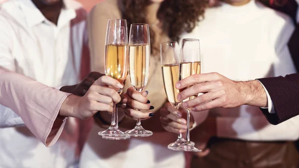 Occhiali tintinnanti di champagne in mani a festa di anno nuovo - Foto  Stock: Foto, Immagini © Milkos 221001072