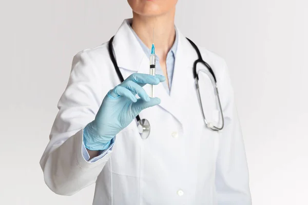 Υγειονομική περίθαλψη, θεραπεία και ένεση κατά του κορωνοϊού. Γυναίκα γιατρός κρατά σύριγγα για εμβολιασμό — Φωτογραφία Αρχείου