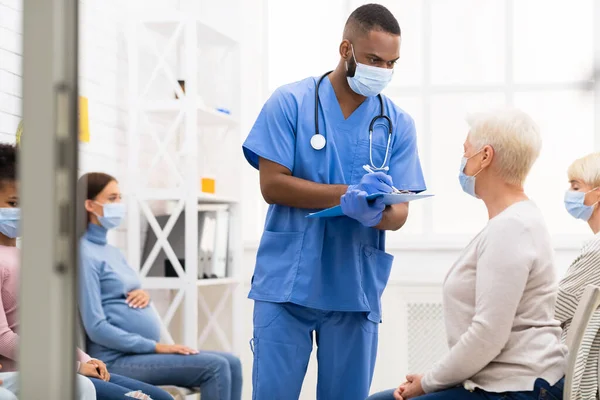 Enfermera hablando con la señora mayor paciente antes de la cita en el hospital — Foto de Stock