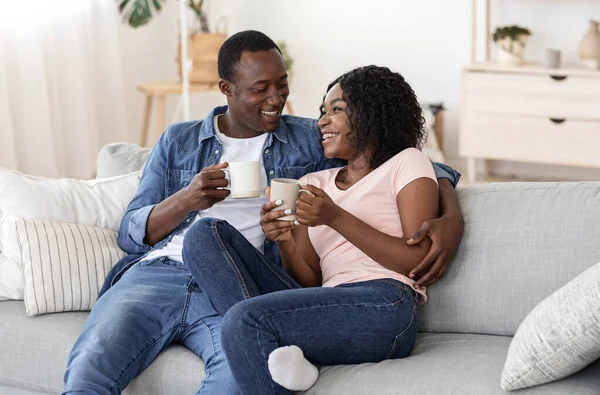 Jeune homme noir et femme profiter week-end à la maison ensemble — Photo