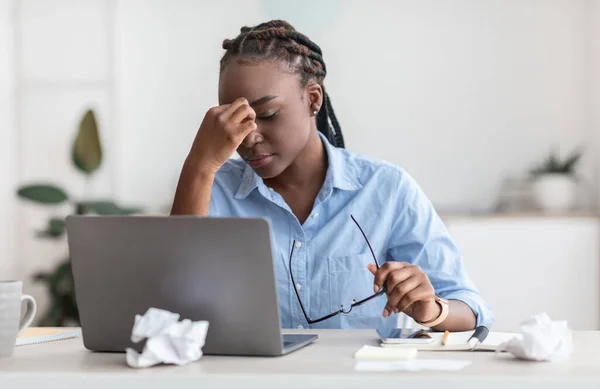Overwerkt zwart vrouwelijke ondernemer Gevoel Hoofdpijn na lange werkdag, Massaging Nosebridge — Stockfoto