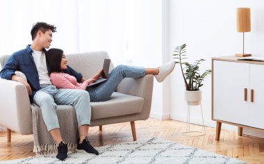 Asyalı Çift Laptop İzleme Filmi Kullanıyor Evde Dinleniyor