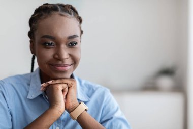 Mutlu Yüzlü Afro-Amerikan Kadının Yakın Çekim Portresi