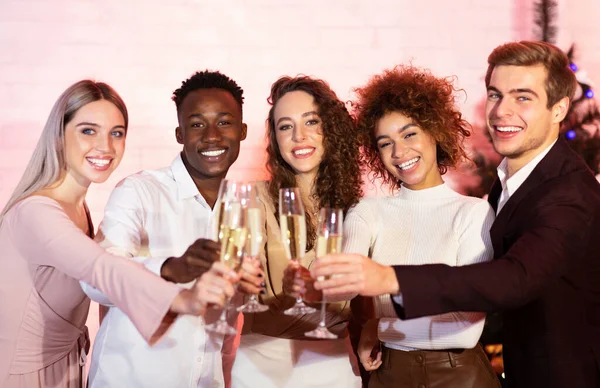 Coworkers joyeux clinquant verres de champagne sur la fête d'entreprise de Noël en intérieur — Photo