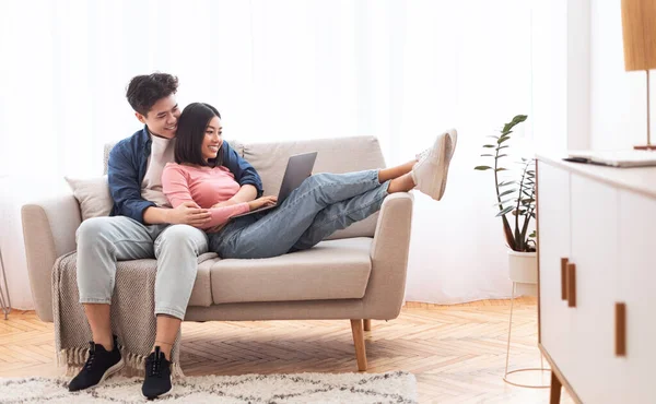 Çinli Erkek Arkadaş ve Dizüstü bilgisayarlı Kız Arkadaş İnternette Film İzliyor