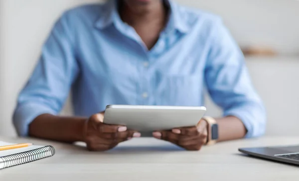 ビジネスアプリ。職場でデジタルタブレットを使用して認識できない黒人ビジネス女性 — ストック写真