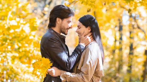 Hombre enamorado tocando su cara de mujer, saliendo en el bosque — Foto de Stock