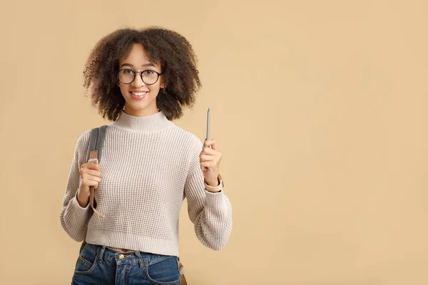 아이디어, 지식, 교육 개념을 얻었습니다. 귀여운 아프리카계 미국 여성 안경을 끼고 가방을 들고 연필을 들어올리다 — 스톡 사진