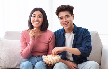 Koreli Erkek Arkadaş ve Kız Arkadaş Televizyon İzliyor İçerideki koltukta oturuyor