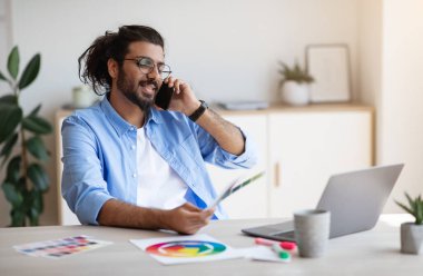 Batılı Adam Serbest Tasarımcı Müşteriyle Cep Telefonu Konuşuyor, Gelecek Projesini Tartışıyor