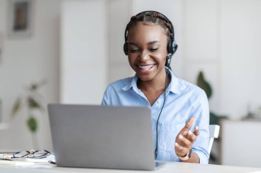 Çevrimiçi Öğretmenlik. Kulaklıklı Siyah Kadın Özel Öğretmeni Bilgisayarla Video Konferansı Yapıyor