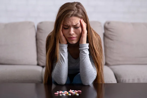 Jeune femme seule souffrant de dépression sévère, voulant se suicider en prenant des pilules à la maison — Photo