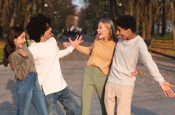Två blandade ras tonårspar träffades i offentlig park — Stockfoto