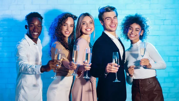 Diversos colegas alegres segurando copos de champanhe na festa de Natal do escritório — Fotografia de Stock