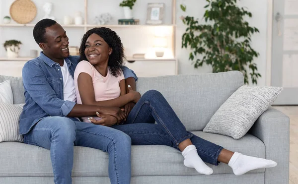 Hermosos amantes afroamericanos que se unen en casa —  Fotos de Stock
