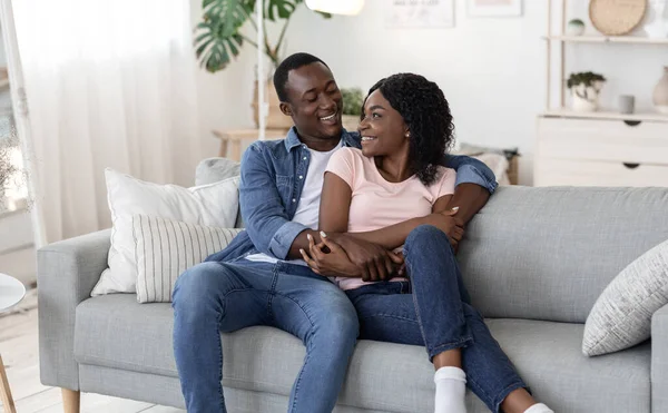 Hombre y mujer afroamericanos pasando tiempo juntos en casa —  Fotos de Stock