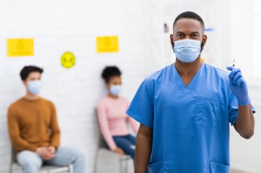 Siyah Doktor Maskeli Şırınga Hastahanede