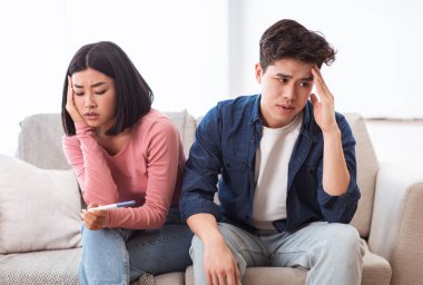 Şok Olmuş Çocuksuz Çift Evde Oturarak Pozitif Hamilelik Testi Yapıyor