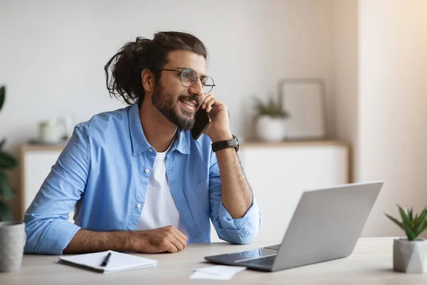 Młody indyjski mężczyzna przedsiębiorca rozmawia przez telefon komórkowy w biurze — Zdjęcie stockowe