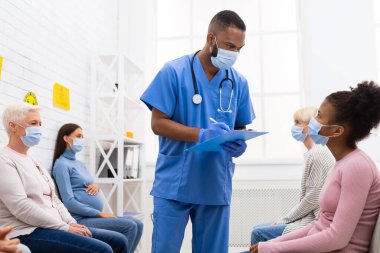 Doktor ve Hasta Kız, Covid-19 aşısından önce hastanede konuşuyor.