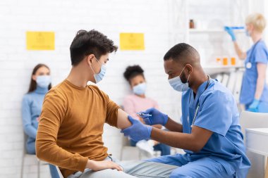 Doktor, Asyalı Erkek Hastaya Aşı Yapıyor Covid-19 Aşısını Hastanede Veriyor
