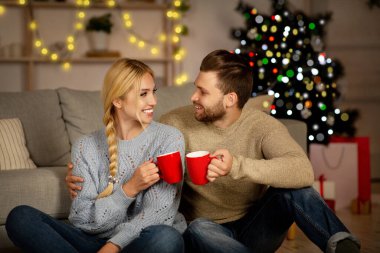 Duygusal Noel çifti Kakao içiyor ve sarılıyor