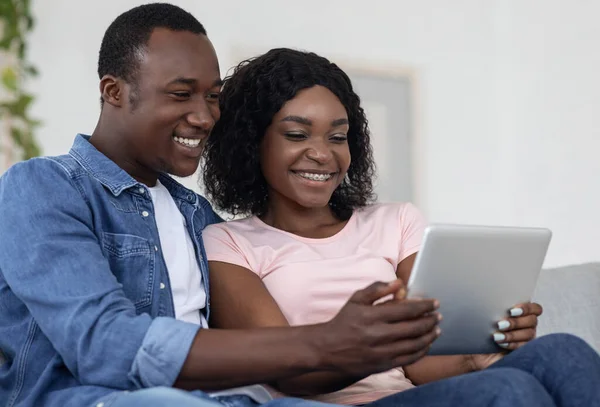 Dijital tablet kullanan siyahi ailenin yakınlaştırılması — Stok fotoğraf